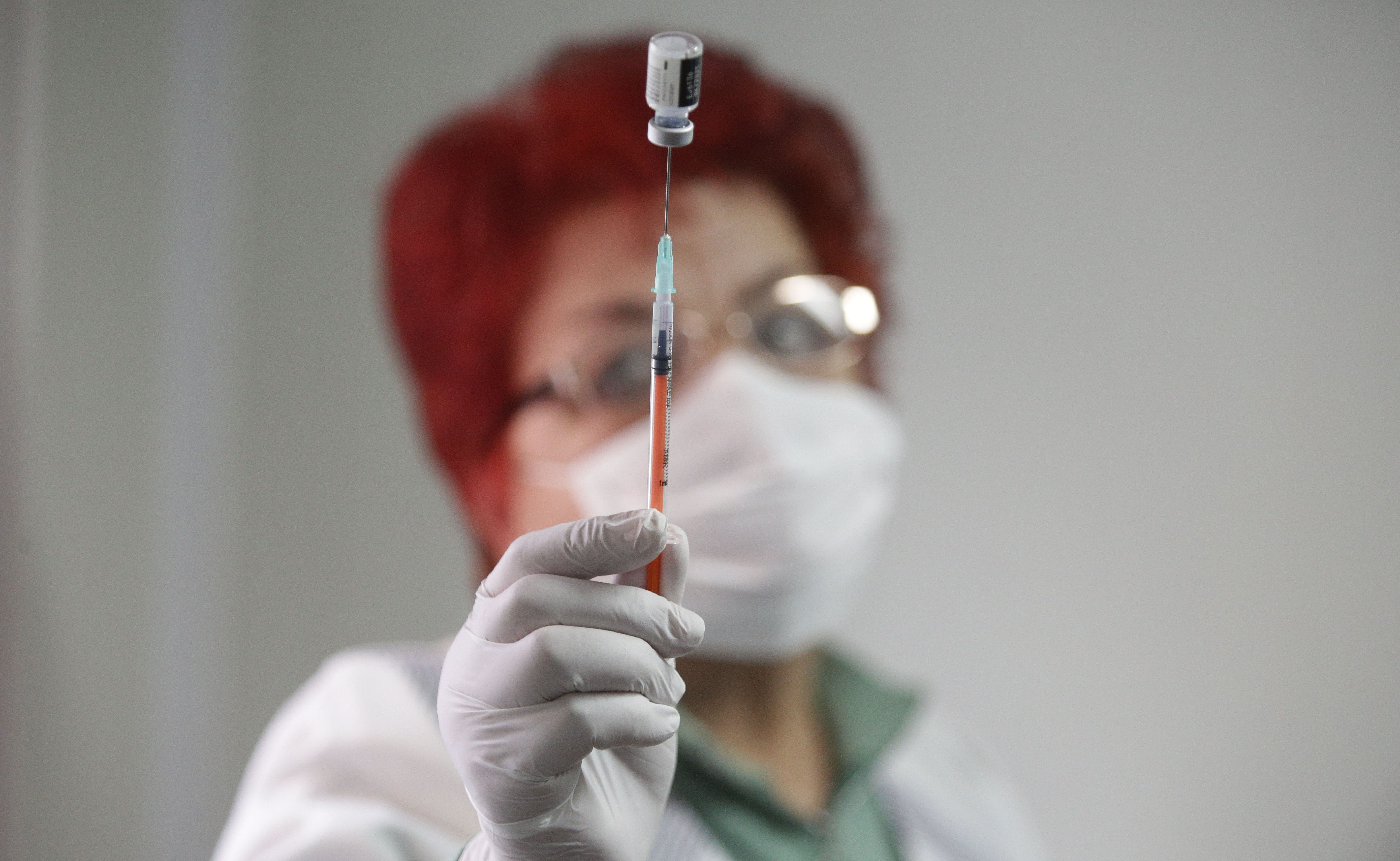 <p>В Столичната регионална здравна инспекция се извърши имунизация срещу COVID-19 на преподаватели в София, 2 февруари 2021 г.&nbsp;</p>