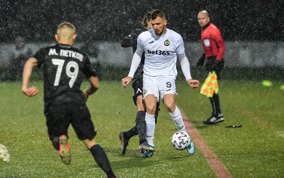 Нападателят на Славия Калоян Кръстев смята, че неговият отбор се