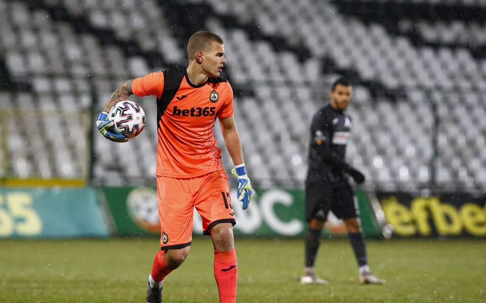 Нападателят на Етър Миси Мезу обвини в расизъм вратаря на