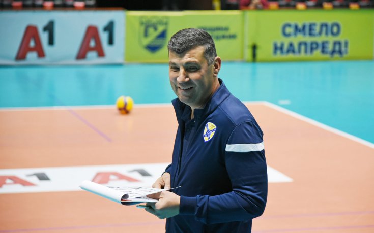 Кошмарно: Наставникът на Хебър припадна по време на 1/2-финала за Купата