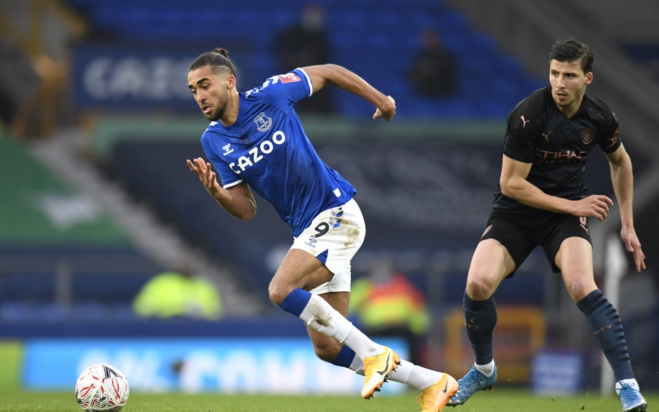Отборите на Евертън и Манчестър Сити играят при