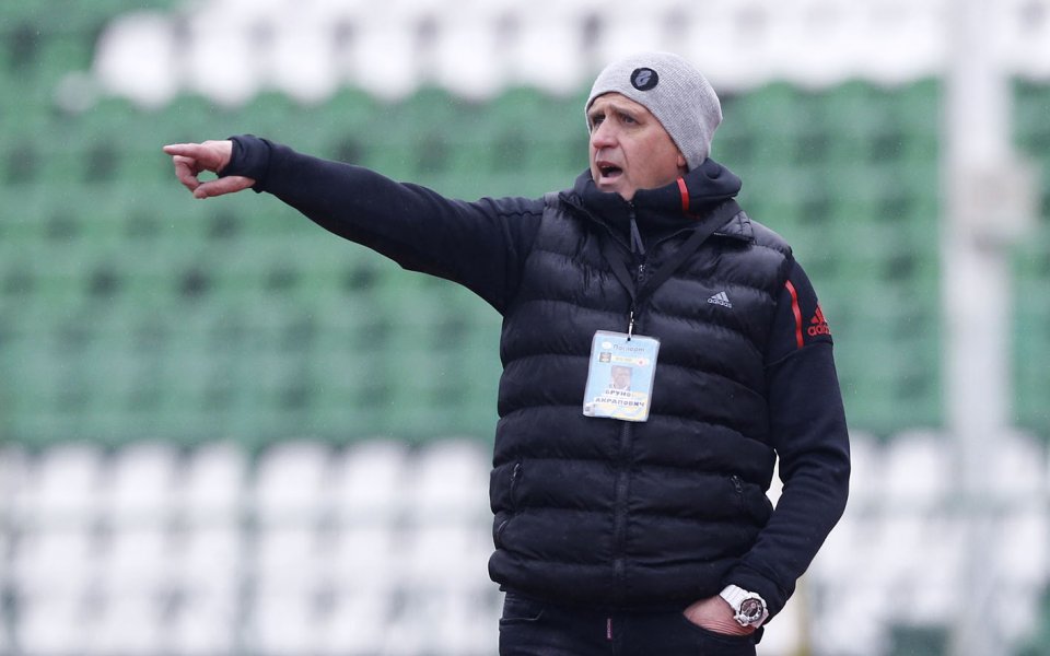 Наставникът на ЦСКА, Бруно Акрапвоич, изказа негодуванието си от съдийските