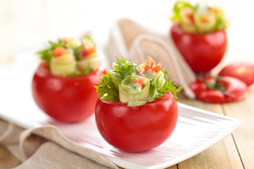<p>Пълнени домати -&nbsp;Пригответе любимата си зелена салата, но за разнообразие напълнете с нея домати. Подобна лесно приготвена&nbsp;салата за вечеря&nbsp;е не само диетични, но и много подходяща в случай, че очаквате гости. Все пак има доста по-засукан и представителен вид.</p>