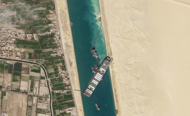 Египет задържа кораба, блокирал Суецкия канал, иска милиард долара