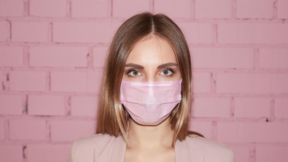 жена с маска срещу коронавирус