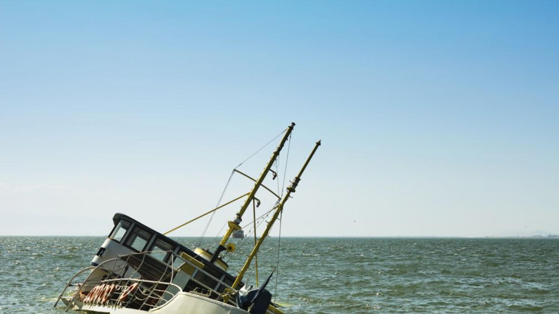 Един човек е загинал а петима остават в неизвестност след