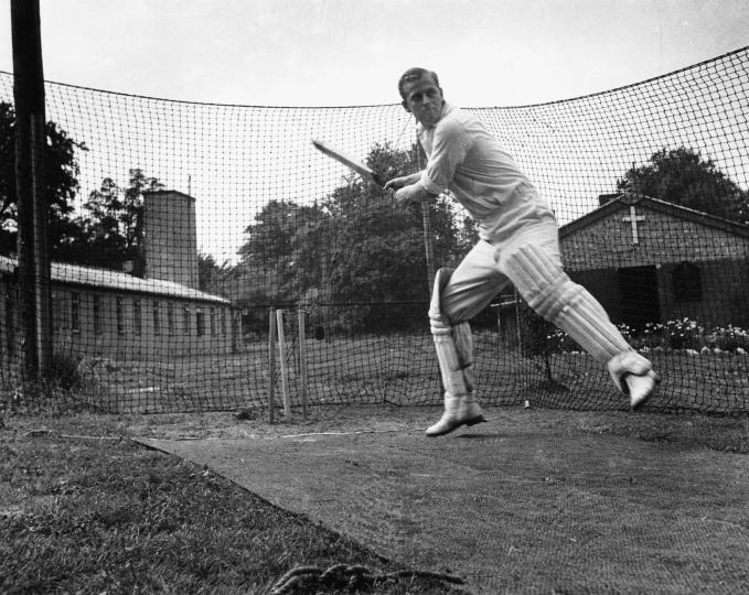 <p>На тренировка по крикет като част от Кралските военноморски сили, юли 1947 г.</p>