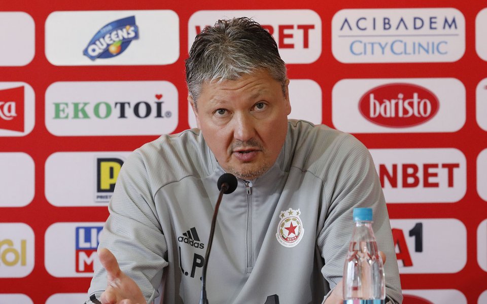 Наставникът на ЦСКА - Любослав Пенев, говори пред медиите преди