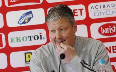 Треньорът на ЦСКА Любослав Пенев обмисля да пусне двама чисти