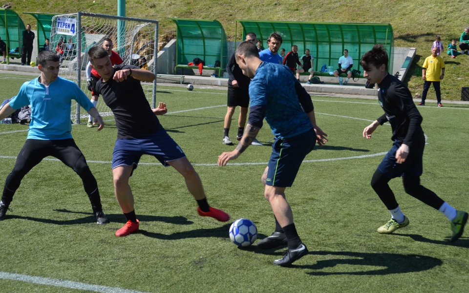 Близнаците Миневи откриват футболен турнир в Пазарджик