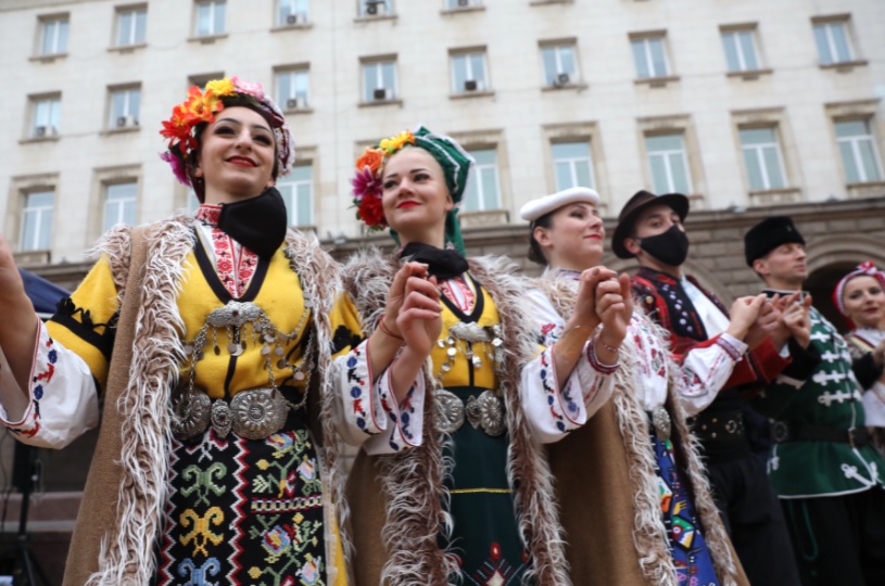 Частни фолклорни ансамбли излязоха на протест