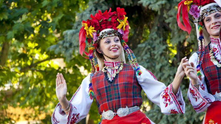 традиции фолклор български танци носии