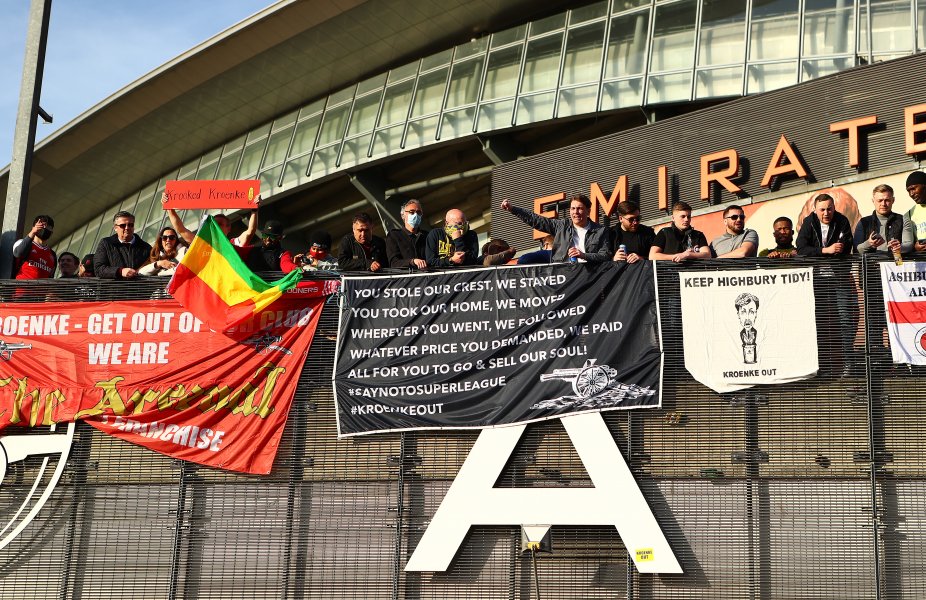 Фенове на Арсенал щурмуват Emirates Stadium1