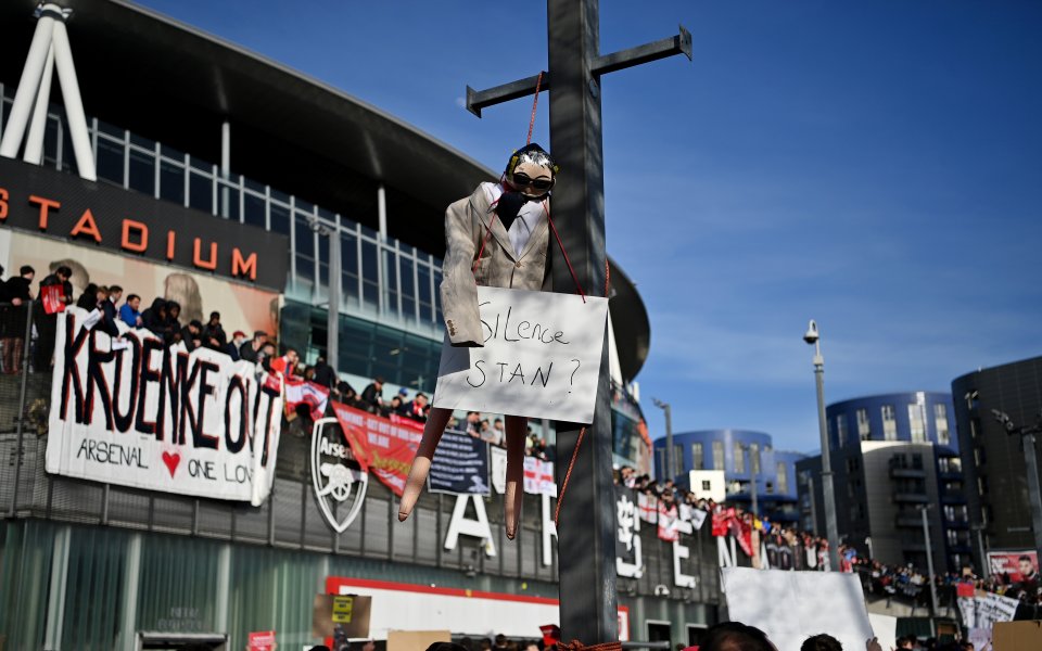 Феновете на Арсенал излязоха на протест срещу собственика на отбора