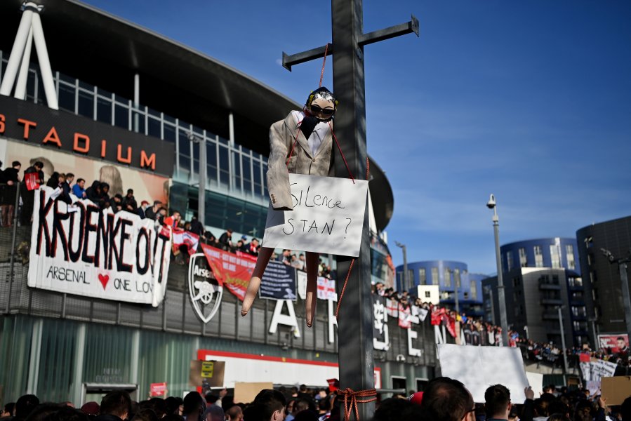 Фенове на Арсенал щурмуват Emirates Stadium1