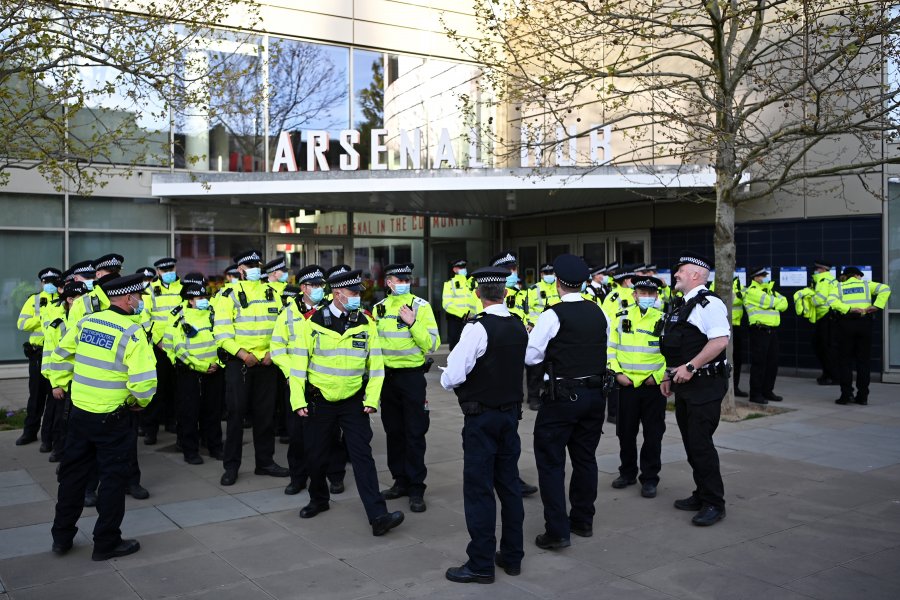 Фенове на Арсенал щурмуват Emirates Stadium1