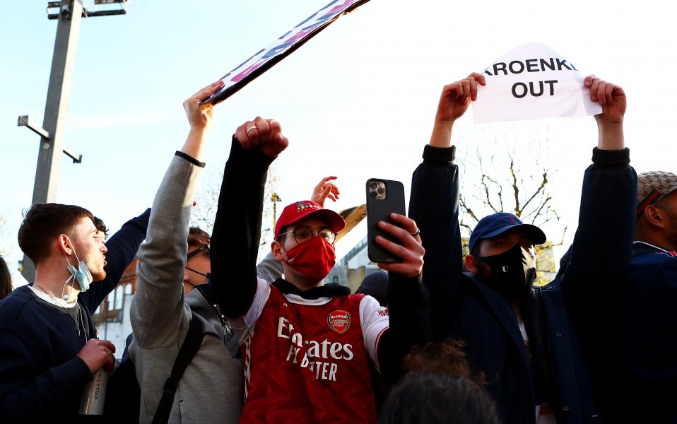 Фенове на Арсенал щурмуват Emirates Stadium1