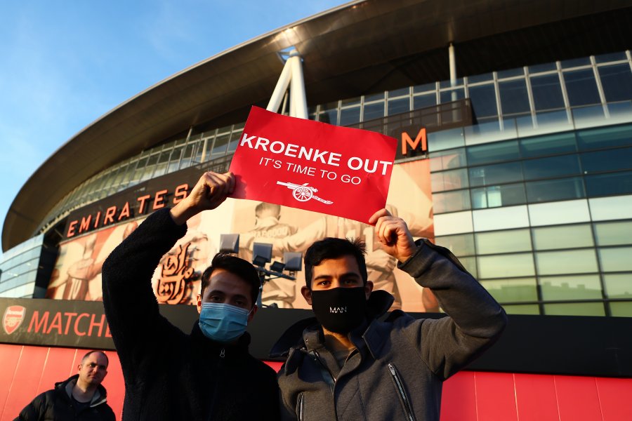 Фенове на Арсенал щурмуват Emirates Stadium1