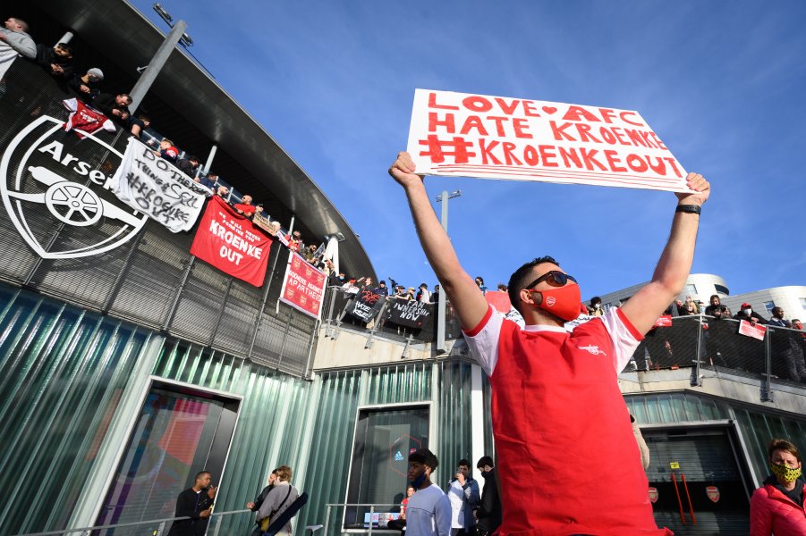 Фенове на Арсенал щурмуват Emirates Stadium1