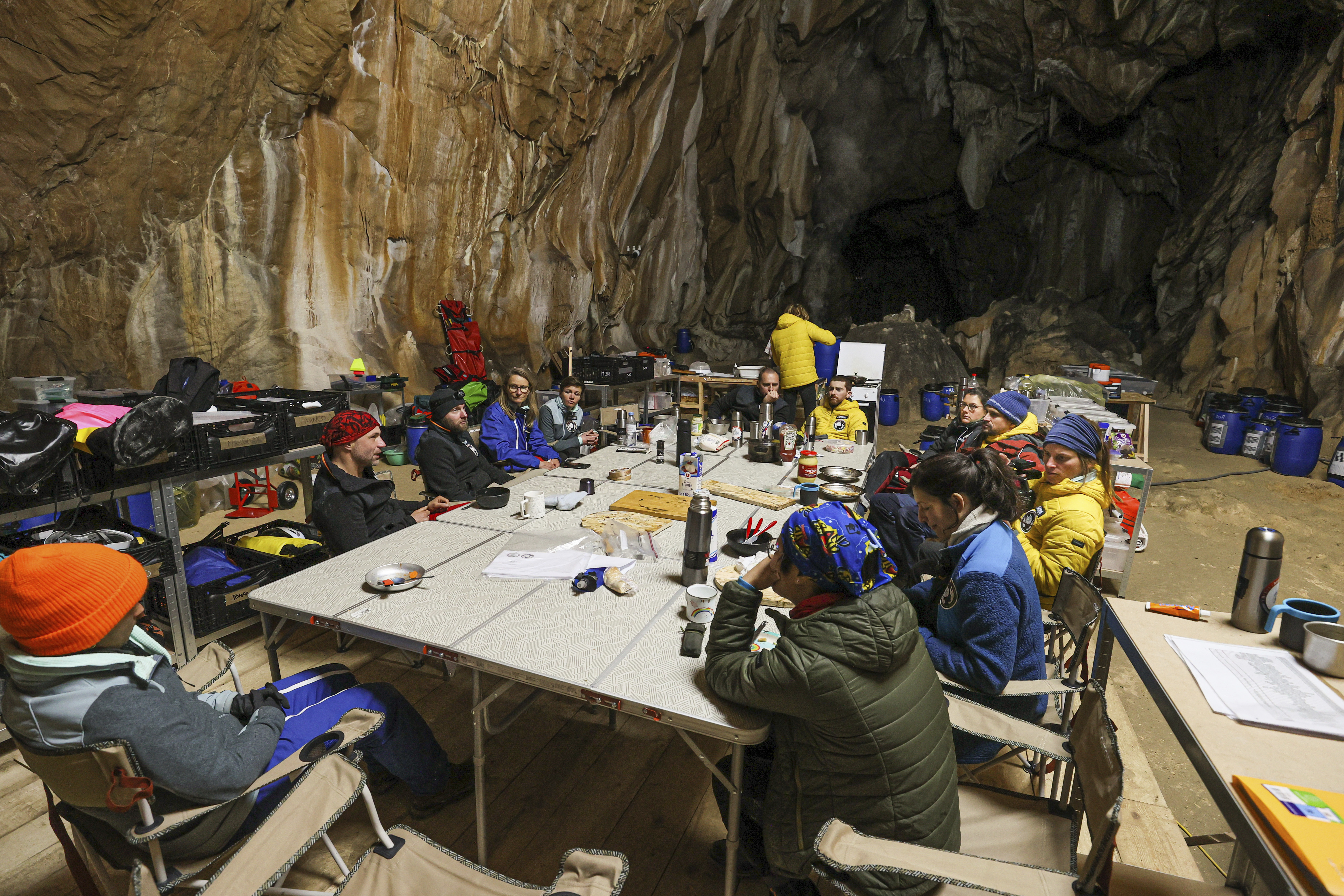 <p>След 40 дни на доброволна изолация в тъмна, влажна и дълбока пещера, осем мъже и седем жени, които участваха в научен експеримент, се върнаха към нормалния живот в събота след края на самоизолацията си в Пиренеите</p>