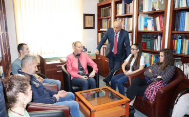 Стефка Костадинова се срещна в БОК със студенти от Национална