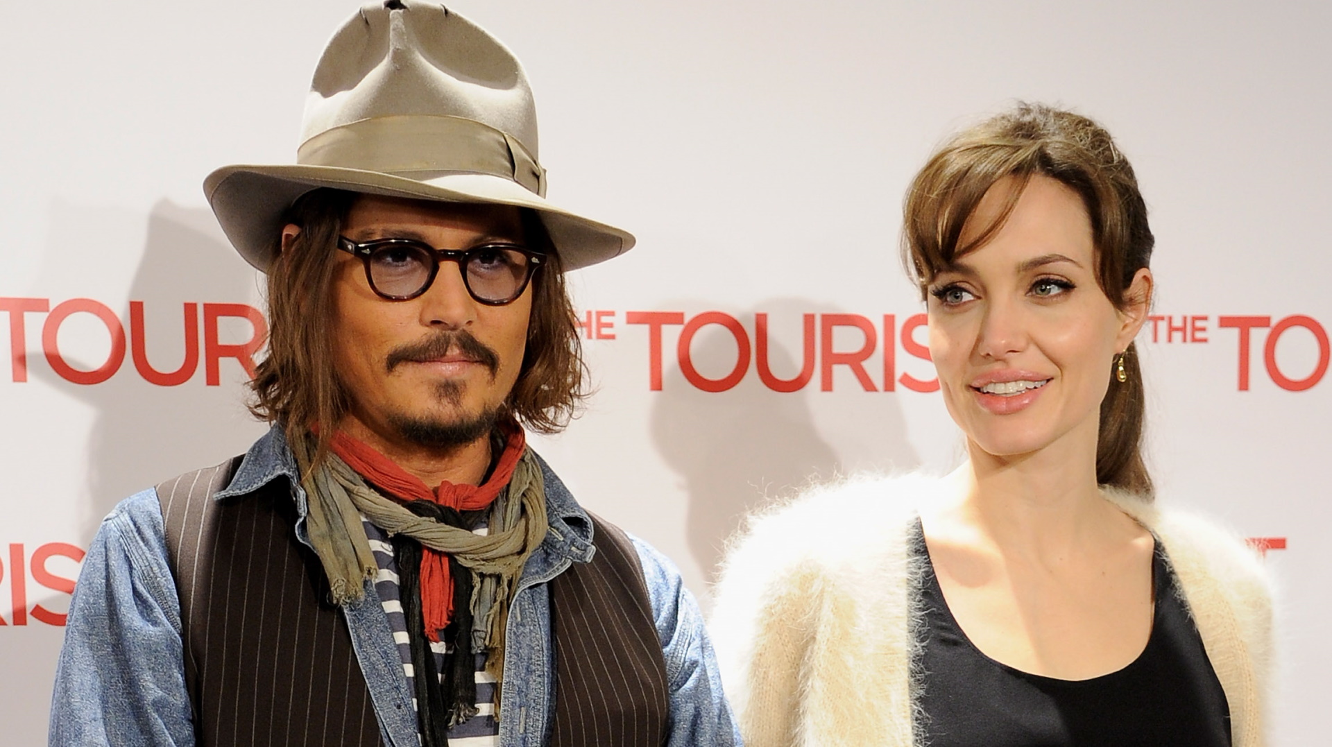<p><strong>Джони Деп и Анджелина Джоли</strong></p>

<p>Двете суперзвезди работиха заедно през 2010 г. във филма &bdquo;Туристът&ldquo;. Уникалната химия, която наблюдаваме на екрана обаче в реалния живот я няма, тъй като се твърди, че Деп и Джоли изобщо не се разбирали.</p>