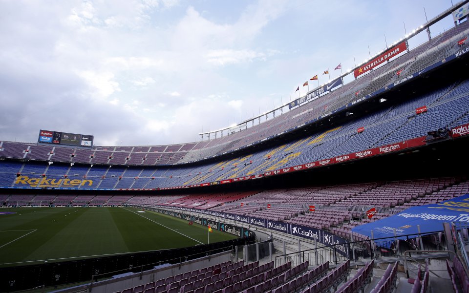 Отборите на Барселона и Гранада играят при