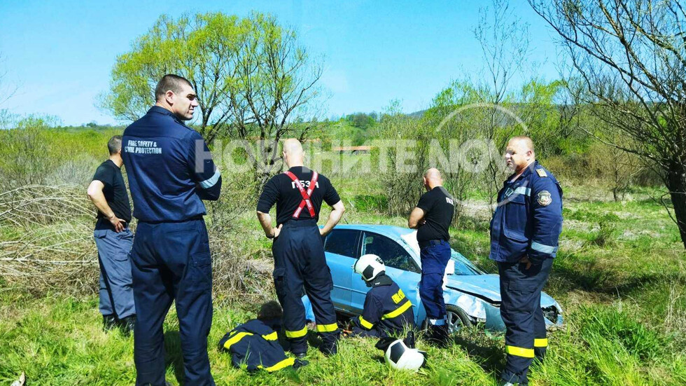 Кола падна в дере по пътя София-Варна