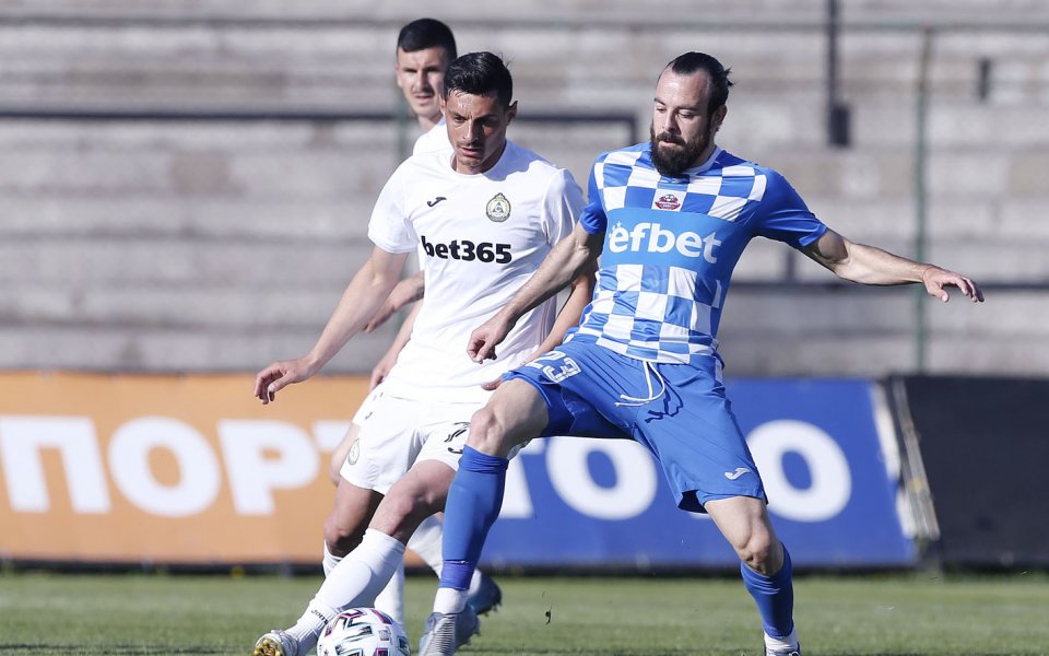 Отборите на Славия и Монтана играят при