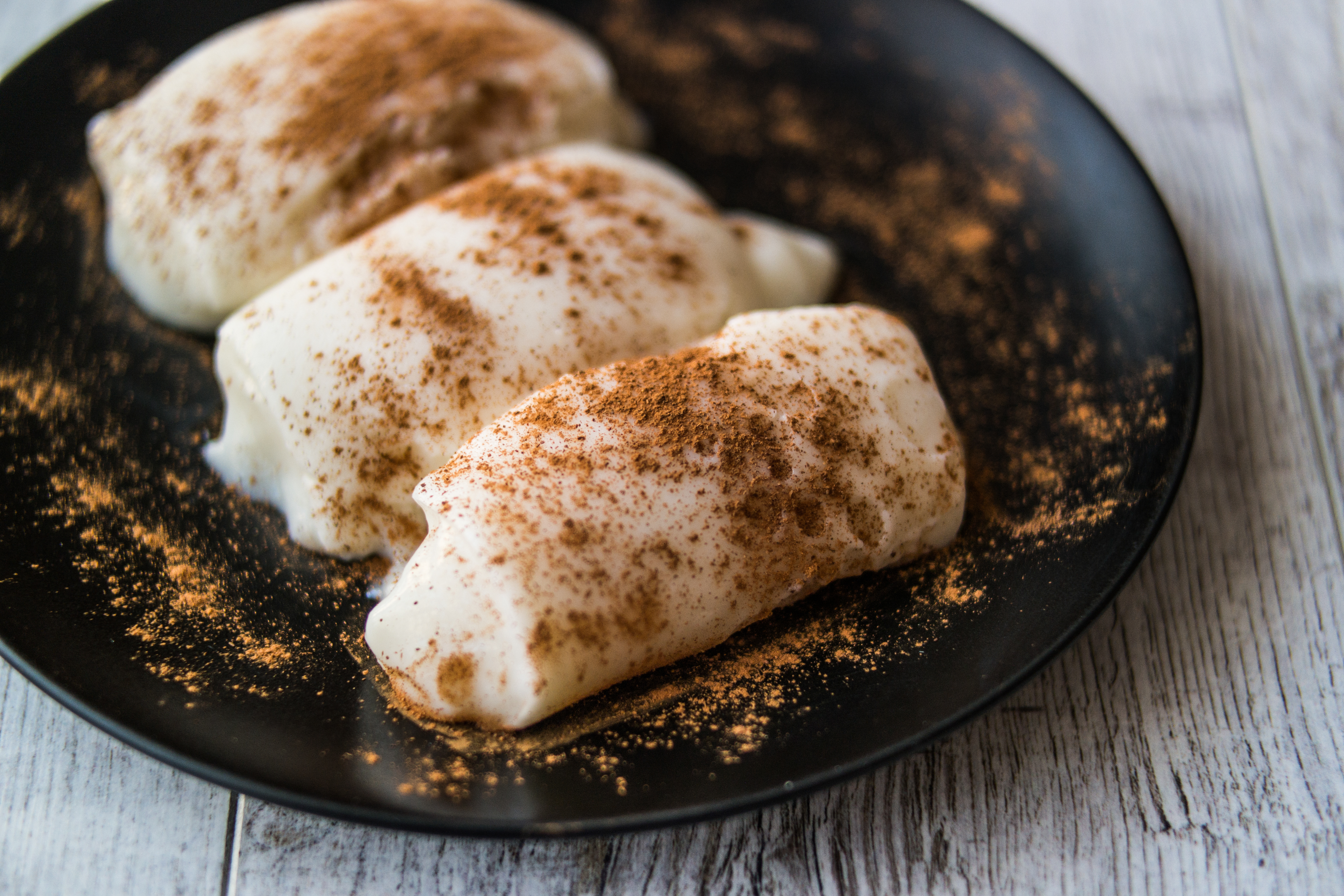 <p><strong>Тавук гогсю /Tavuk gogsu/</strong><br />
Традиционен млечен пудинг, който е познат още на османските султани, а днес се счита за запазен кулинарен подпис на Турция. Парченца пилешко месо, най-често пилешки гърди, се смесват с оризово брашно, мляко, захар и канела. Крайният резултат е десерт с месо, определено странна комбинация.&nbsp;</p>