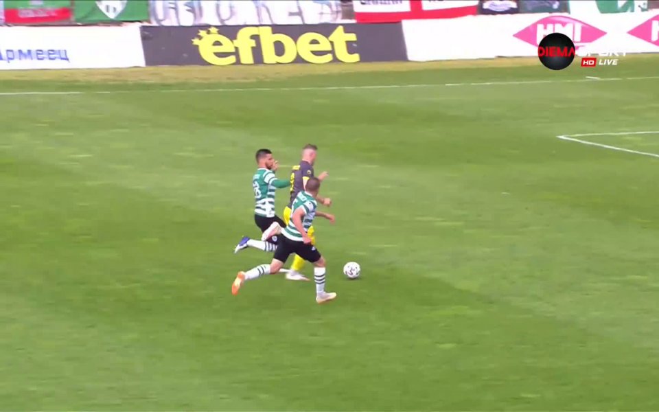 В 25-ата минута канарчетата успяха да намалят резултата. Маркиньос опита