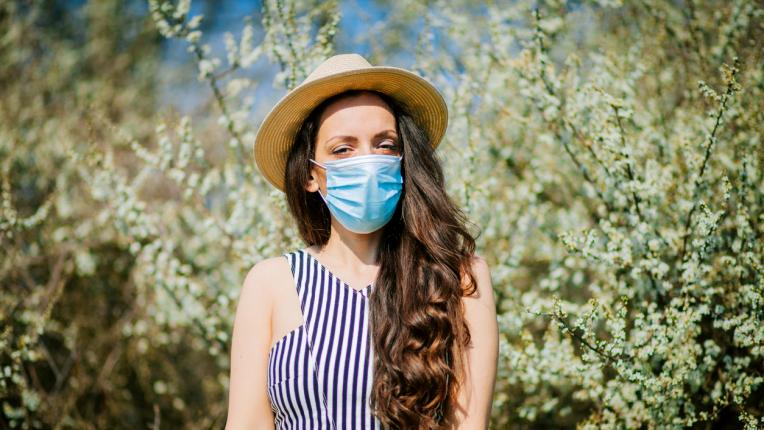 жена алергия пролет маска коронавирус