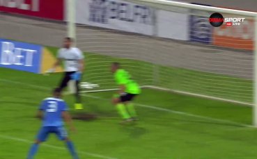 Патрик Габриел Галчев центрира в наказателното поле където Начо Монсалве атрактивно