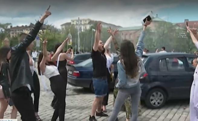 Абитуриентските балове започнаха без маски и дистанция