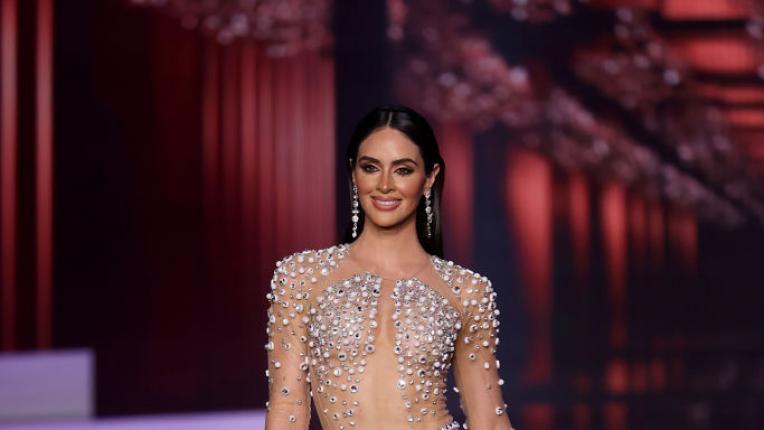  Кандидатките за „ Мис Вселена 2021 “ дефилират с вечерни рокли 