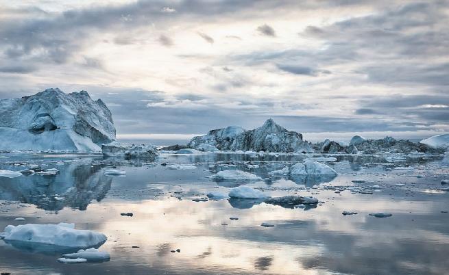 Луксозен круизен кораб с над 200 души на борда заседна в Гренландия