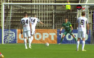 Димитър Илеив насочи топката в долния десен ъгъл на вратата