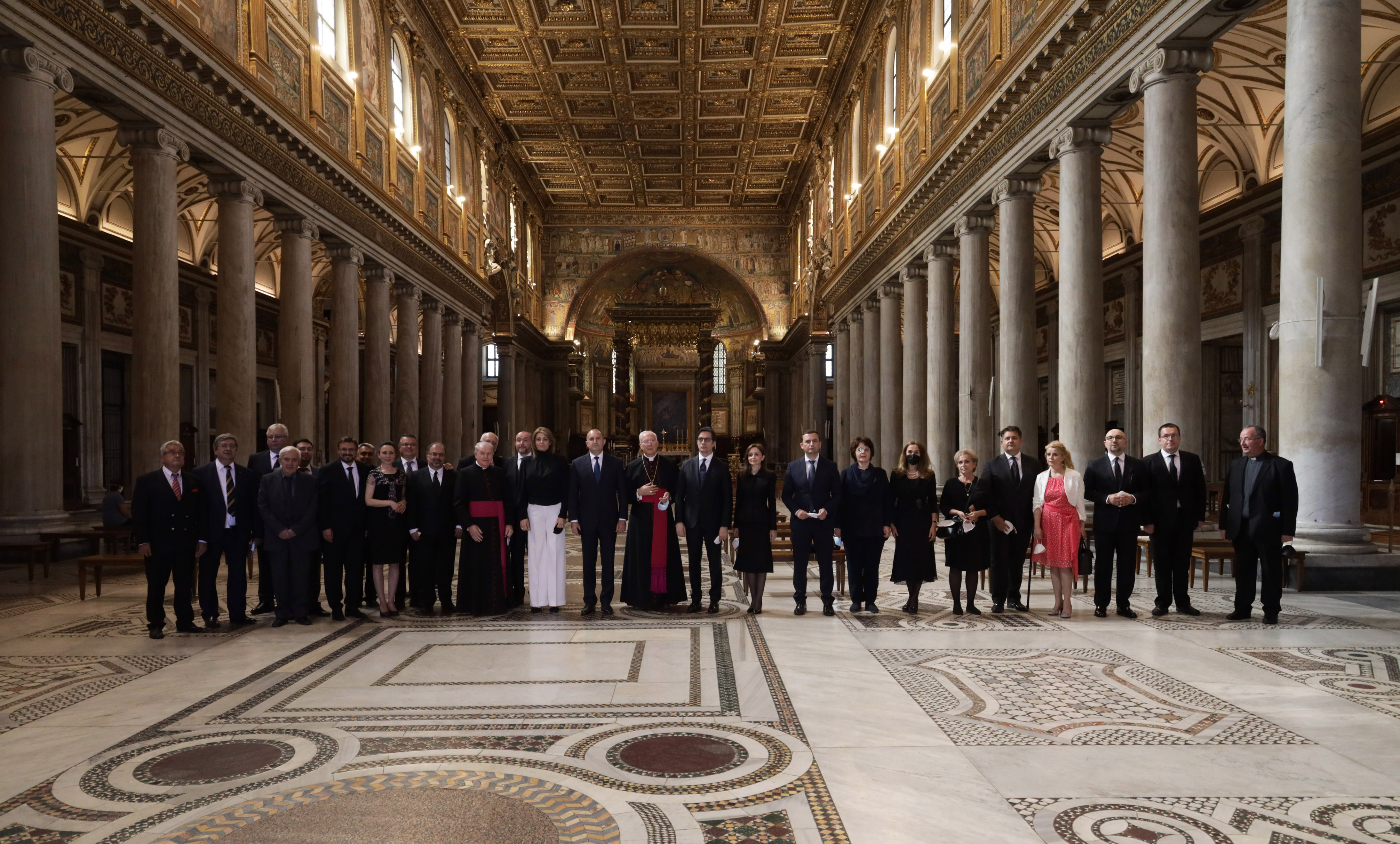 <p>Румен Радев и Стево Пендаровски посетиха заедно със съпругите си базиликата &quot;Санта Мария Маджоре&quot; в Рим</p>