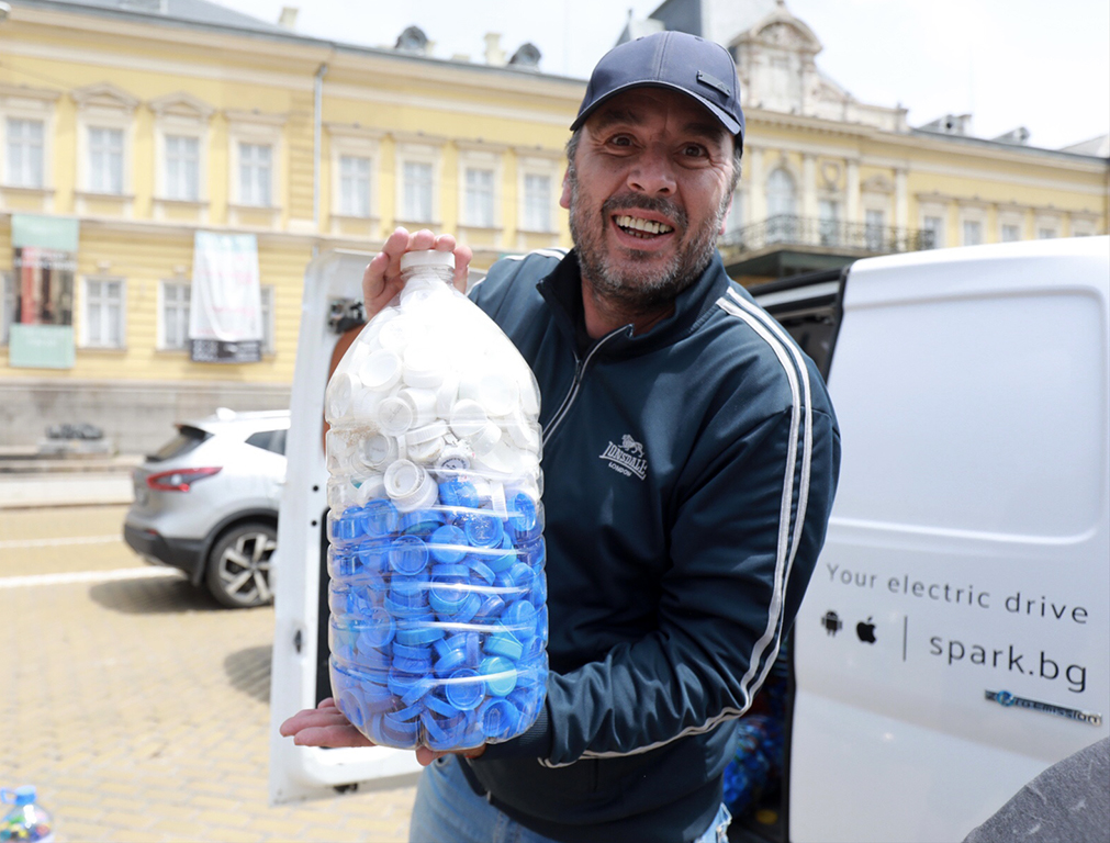 <p>Кампанията по предаване на пластмасови капачки се провежда на площад &bdquo;Княз Александър I Батенберг&rdquo;.</p>