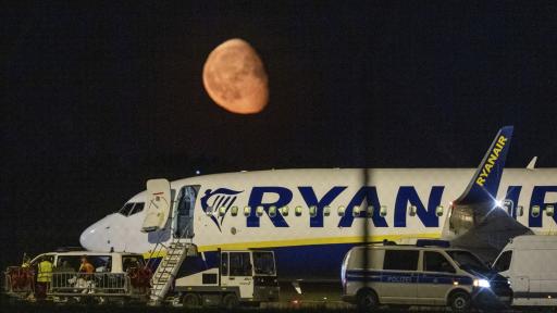  Полет на & </div>

</article>
<style>
.youtube{
  width:100%;height:500px;
}
@media only screen and (max-width: 600px) {
.youtube {
    height:250px;
  }
}
</style>
<div style=