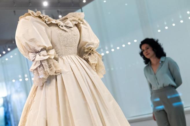 Официалната сватбената рокля на принцеса Даяна
