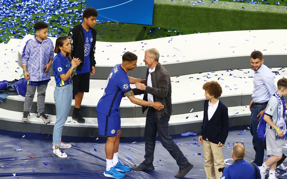 Натовареният ден в Челси продължава с подновяването на трети договор.