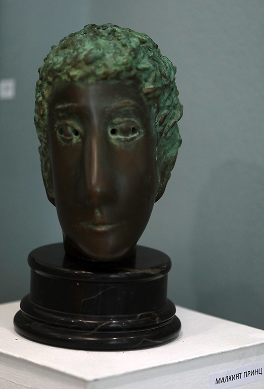 <p>Живее и работи в София</p>