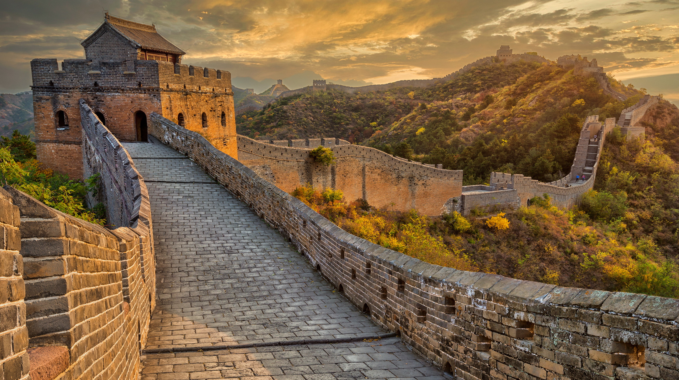 <p><strong>Великата китайска стена</strong></p>

<p>Прекомерното посещение, естественото износване и разрушение и продажбата на тухли с исторически гравюри вече са повредили една трета от емблематичната стена.</p>