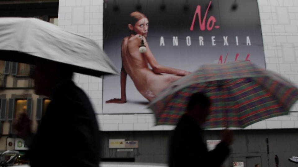 Френският модел Изабел Каро (на билборда) умира на 28 години от анорексия през 2010 г.