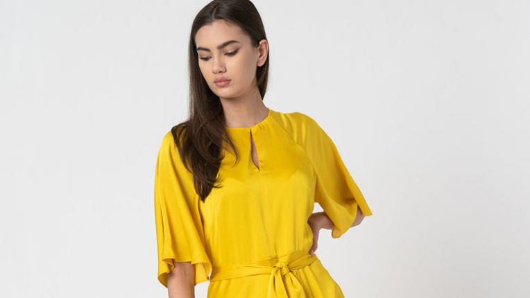 Твоята лятна афера с жълтото: 6 рокли на СТРАХОТНИ цени