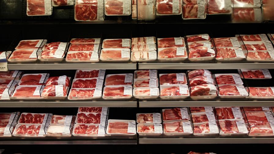 DW: Защо месото в Германия е толкова евтино