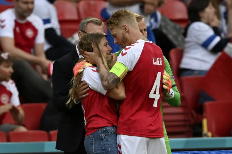 Футболист на Дания колабира на терена на UEFA EURO 2020