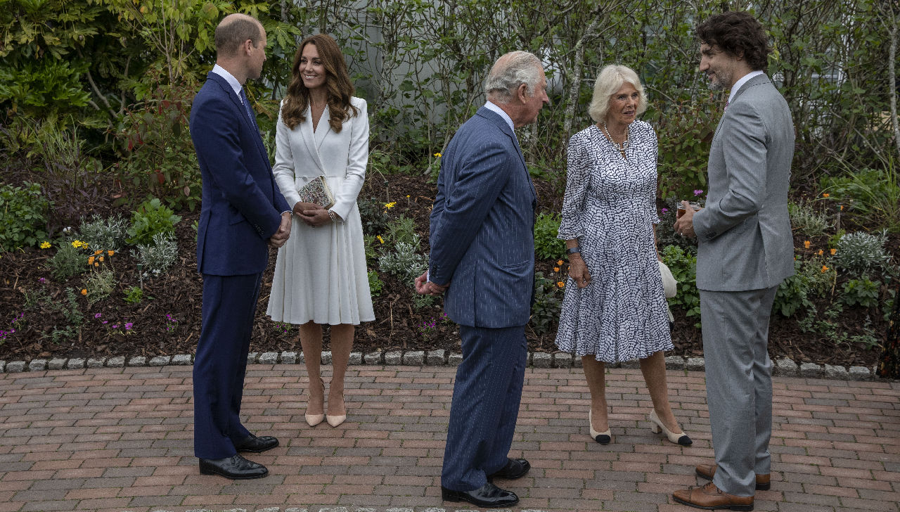 <p>Британската кралица Елизабет Втора бе домакин на официалния прием, даван в чест на лидерите от Г-7. Кралицата бе придружена от принц Чарлз, съпругата му Камила, принц Уилям и съпругата му Кейт. За място на приема бе избрана ботаническата градина на Корнуол, в която се намира най-голямата в света покрита дъждовна гора, наречена &bdquo;Проект райска градина&ldquo;.</p>