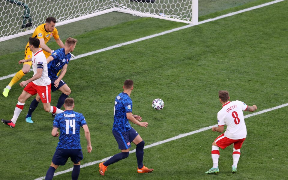 Полша и Словакия играят при